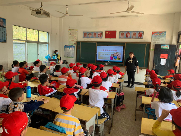 助力公益，奉獻(xiàn)愛心|德韓口腔走進(jìn)麻城乘馬崗凱德希望小學(xué)