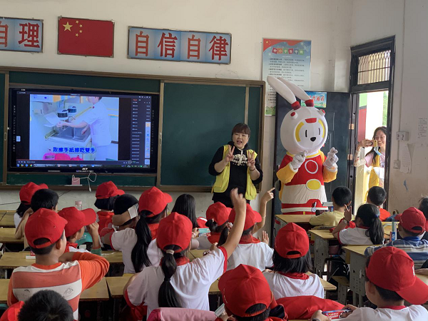 助力公益，奉獻(xiàn)愛心|德韓口腔走進(jìn)麻城乘馬崗凱德希望小學(xué)