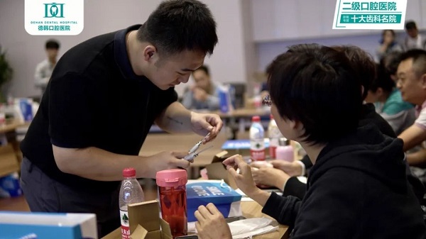周相宏到我院開(kāi)展隱形正畸“微種植支抗釘技術(shù)”交流會(huì)